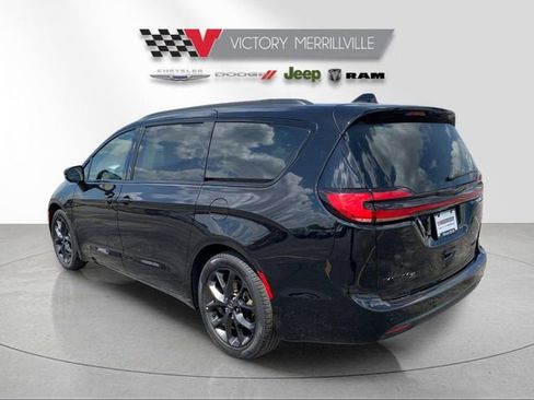 Used 2025 Chrysler Pacifica Limited FWD image 3