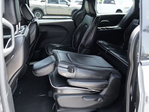 Used 2022 Chrysler Pacifica Limited w/ S Appearance Package FWD image 36