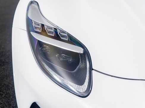 Used 2025 Aston Martin DB12 Coupe image 24