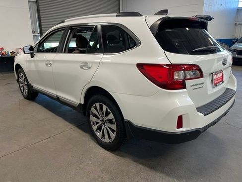 Used 2017 Subaru Outback 2.5i Touring AWD/4WD image 5
