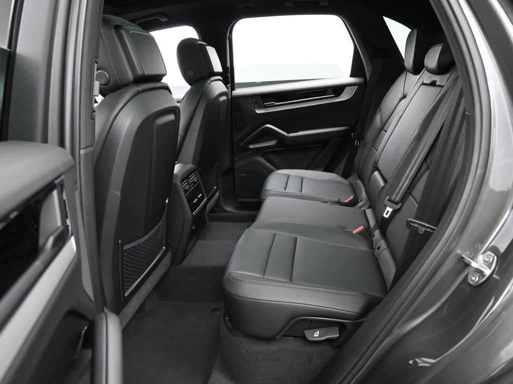 Certified 2026 Porsche Cayenne AWD/4WD image 24
