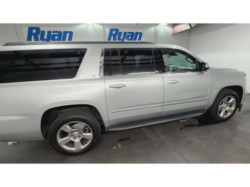 Used 2016 Chevrolet Suburban LT RWD image 9