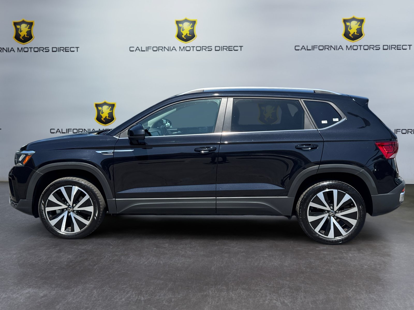 Used 2023 Volkswagen Taos SE FWD image 2