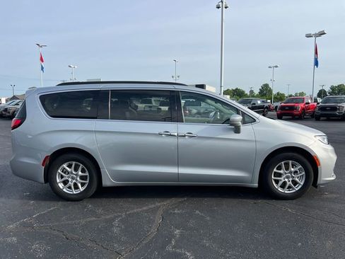 Used 2022 Chrysler Pacifica Touring-L FWD image 9