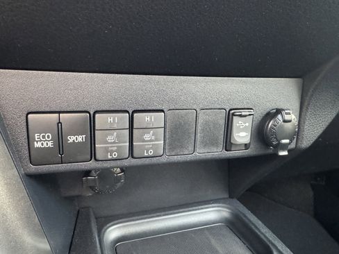 Used 2016 Toyota RAV4 SE image 29