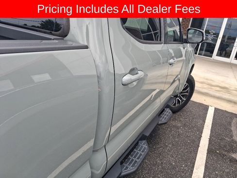 Used 2022 Toyota Tacoma TRD Sport w/ TRD Premium Sport Package AWD/4WD image 6