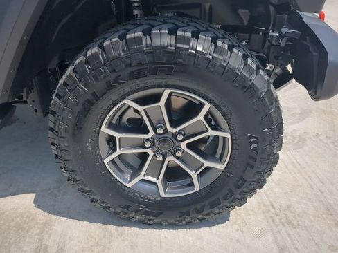 Used 2024 Jeep Gladiator Mojave AWD/4WD image 10