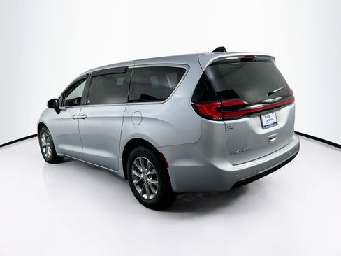Used 2023 Chrysler Pacifica Touring-L w/ Uconnect Theater Family Group image 7