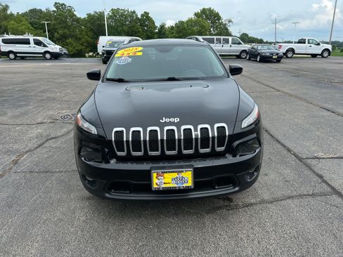 Used 2018 Jeep Cherokee Latitude w/ Safety Group AWD/4WD image 3
