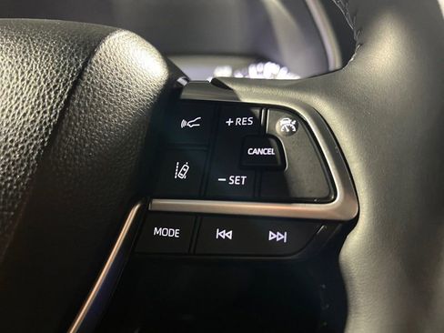 Used 2023 Toyota Highlander L image 27