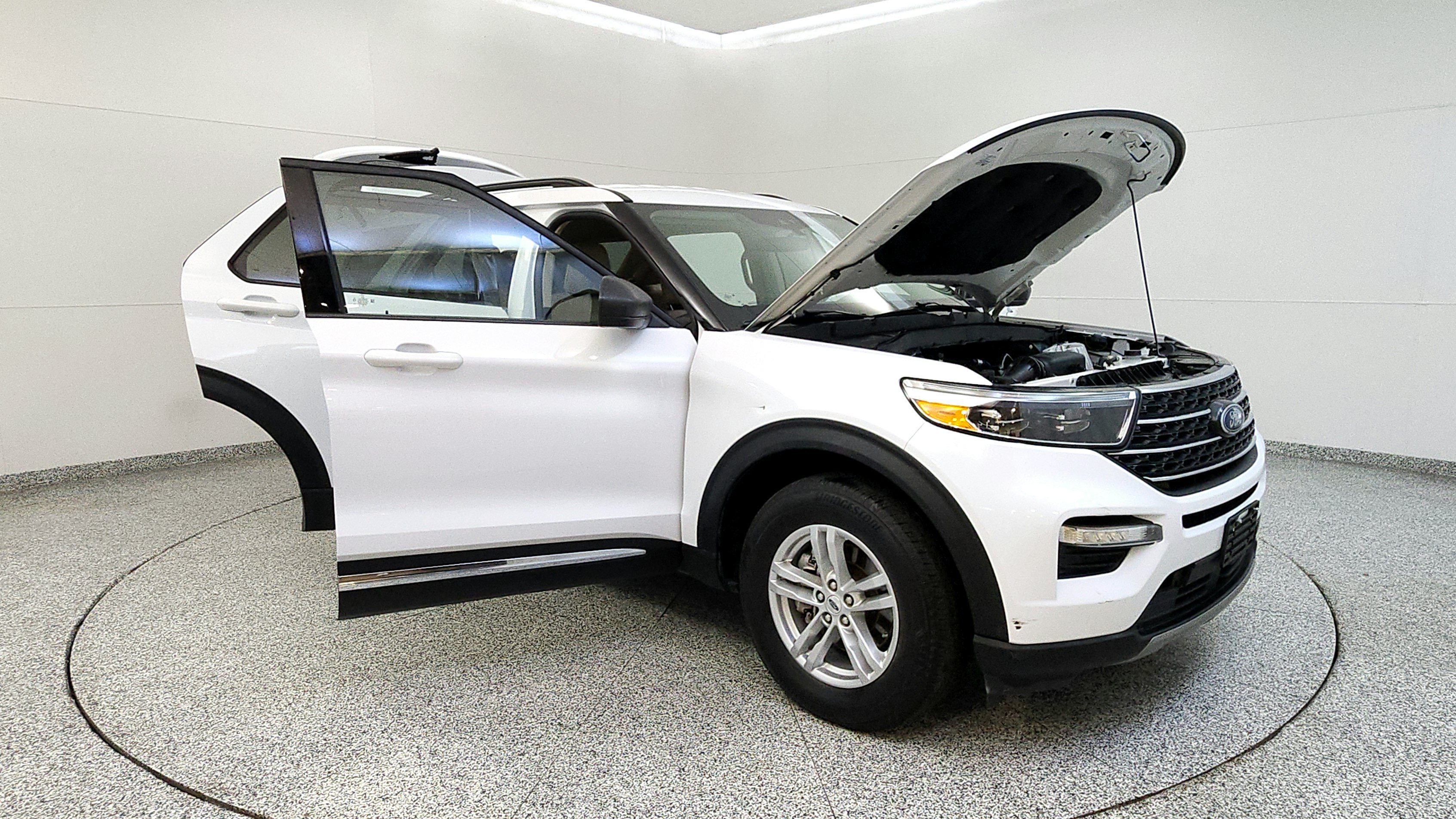 Used 2023 Ford Explorer XLT w/ Equipment Group 202A AWD/4WD image 9