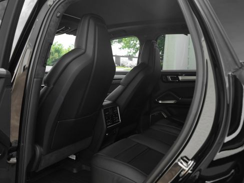 Used 2023 Porsche Cayenne Turbo AWD/4WD image 30