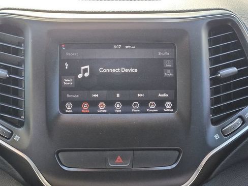 Used 2019 Jeep Cherokee Latitude w/ Popular Appearance Group FWD image 18