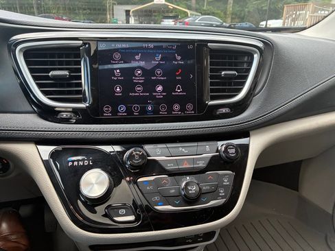 Used 2020 Chrysler Pacifica Limited image 10