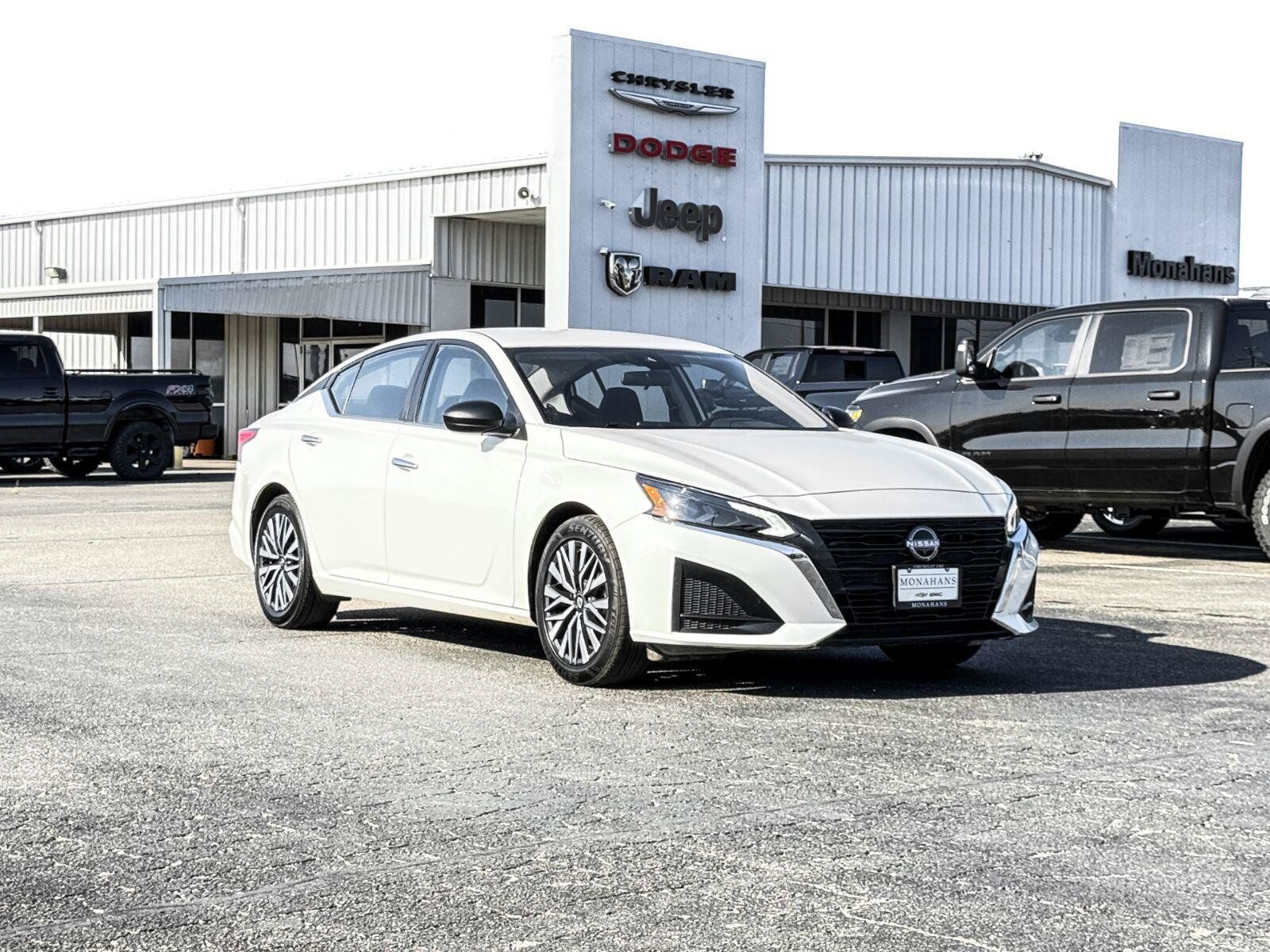 Used 2025 Nissan Altima 2.5 SV FWD image 6