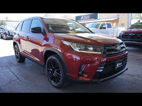 Used 2019 Toyota Highlander SE w/ Nightshade Edition FWD image 1