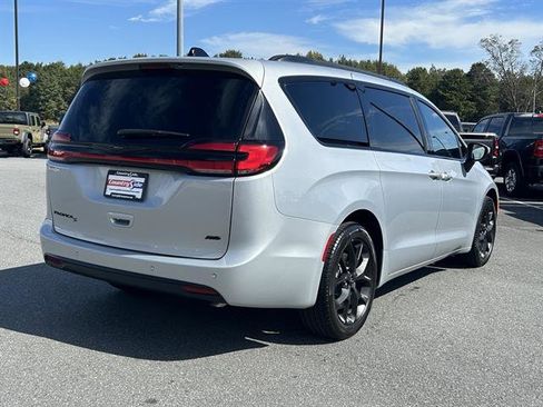 Used 2023 Chrysler Pacifica Touring-L w/ Uconnect Theater Family Group image 7