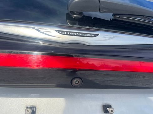 Used 2024 Chrysler Pacifica Touring-L image 7