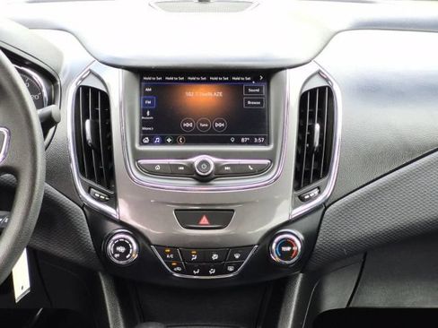 Used 2019 Chevrolet Cruze Sedan FWD image 21