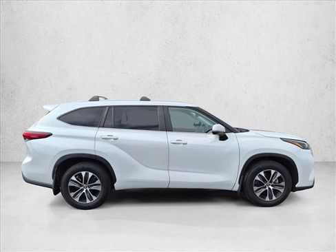 Used 2023 Toyota Highlander XLE FWD image 4