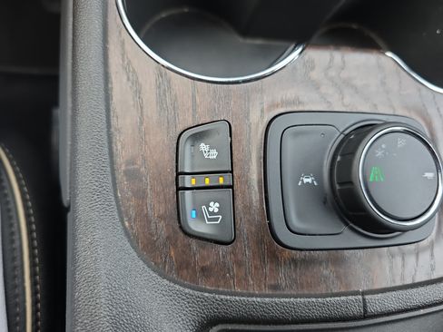 Used 2022 GMC Acadia Denali w/ Denali Ultimate Package FWD image 24