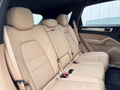 Used 2023 Porsche Cayenne Platinum Edition image 40