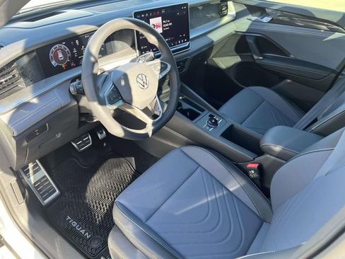 New 2026 Volkswagen Tiguan SE R-Line FWD image 12