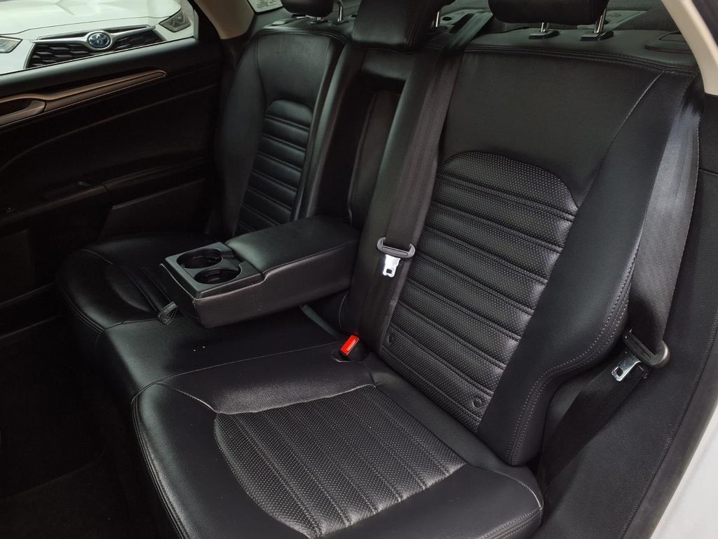 Used 2019 Ford Fusion SE FWD image 21