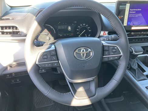 Certified 2025 Toyota Sienna XLE image 11