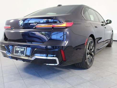 Used 2026 BMW i7 M70 w/ Premium Package image 8