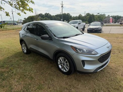 Used 2022 Ford Escape SE w/ Cold Weather Package FWD image 3