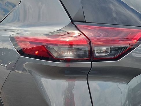Used 2025 Nissan Rogue SV FWD image 33