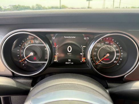 Used 2018 Jeep Wrangler Unlimited Sahara image 14