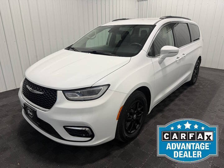 Used 2022 Chrysler Pacifica Touring-L FWD image 1