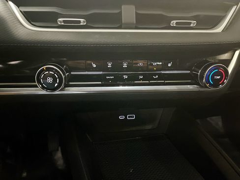 Used 2025 Chevrolet Equinox LT w/ Safety and Technology Package FWD image 15