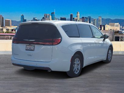 Used 2026 Chrysler Pacifica Select