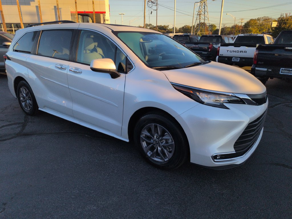 Certified 2023 Toyota Sienna XLE FWD image 7