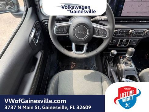 Used 2025 Jeep Wrangler Unlimited Sahara AWD/4WD image 15