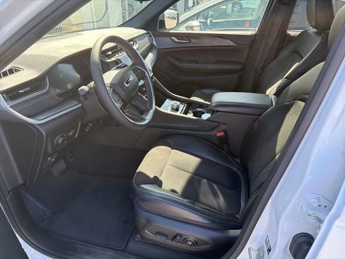 Used 2023 Jeep Grand Cherokee Altitude image 7