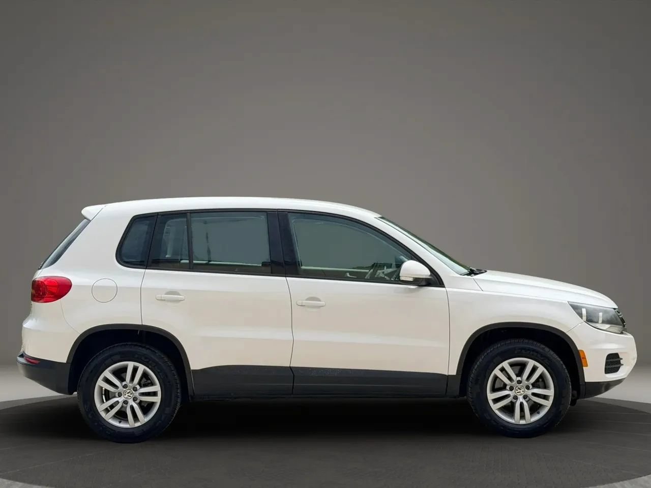 Used 2014 Volkswagen Tiguan S FWD image 2