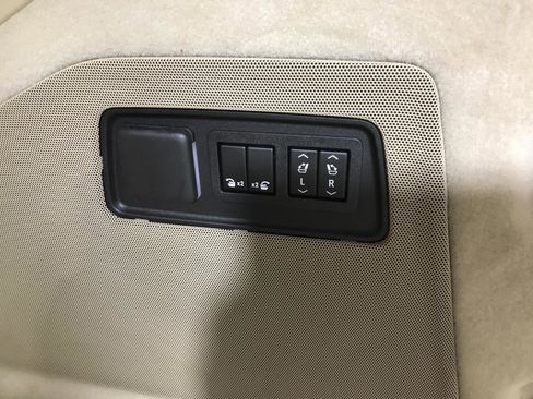 Used 2021 Cadillac Escalade Premium Luxury image 24