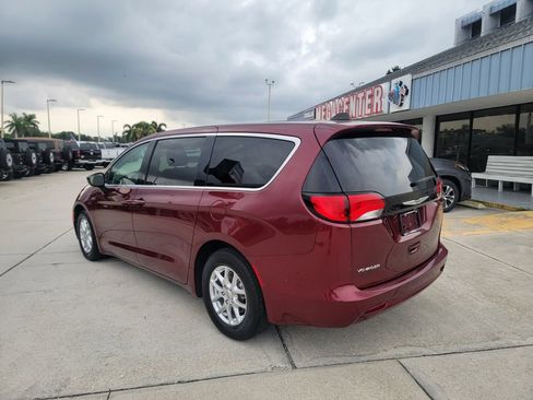 Used 2023 Chrysler Voyager LX FWD image 3