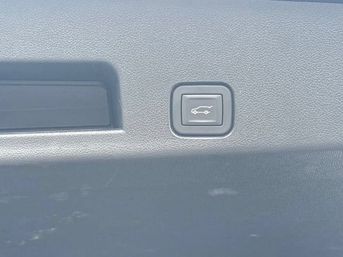 Used 2026 GMC Acadia Elevation w/ Elevation Premium Package FWD image 18