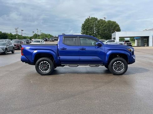 Used 2025 Toyota Tacoma TRD Sport AWD/4WD image 3