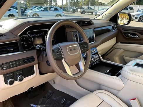Used 2021 GMC Yukon Denali w/ Denali Premium Package image 14