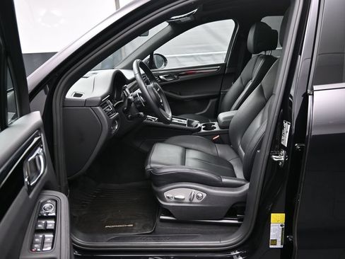 Certified 2025 Porsche Macan AWD/4WD image 8