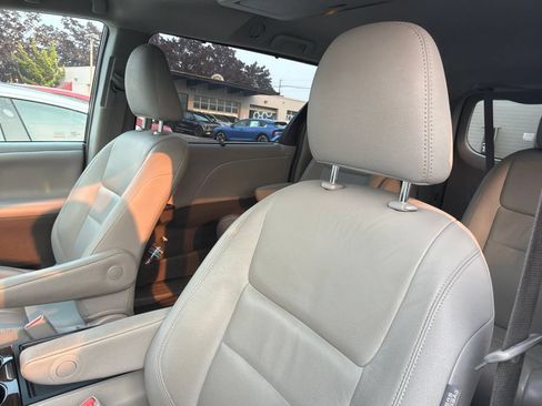 Used 2017 Toyota Sienna XLE Premium w/ Outdoor Package AWD/4WD image 7