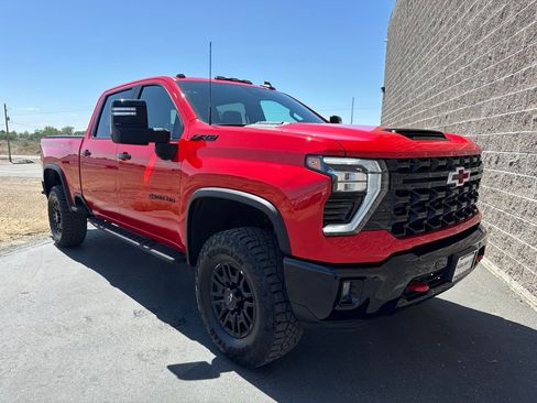 Used 2025 Chevrolet Silverado 2500 ZR2 w/ Technology Package AWD/4WD image 4