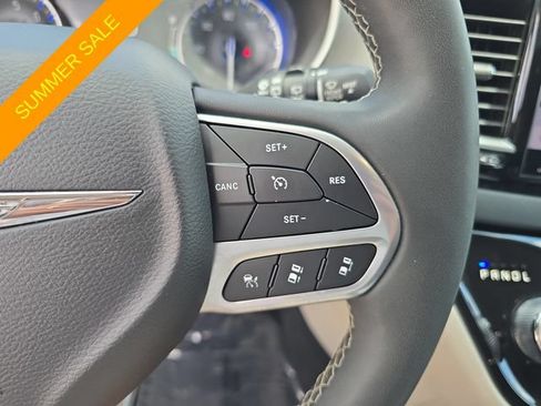 Used 2023 Chrysler Pacifica Touring-L FWD image 22