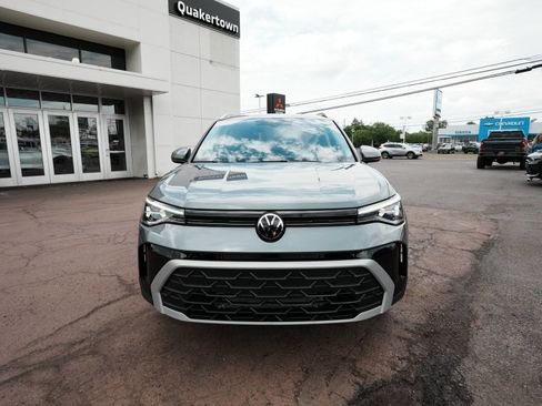 Used 2025 Volkswagen Taos SE w/ Panoramic Sunroof Package AWD/4WD image 2